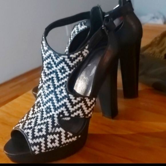 Elliott Luca 8.5 Black and White Heels - Picture 1 of 3